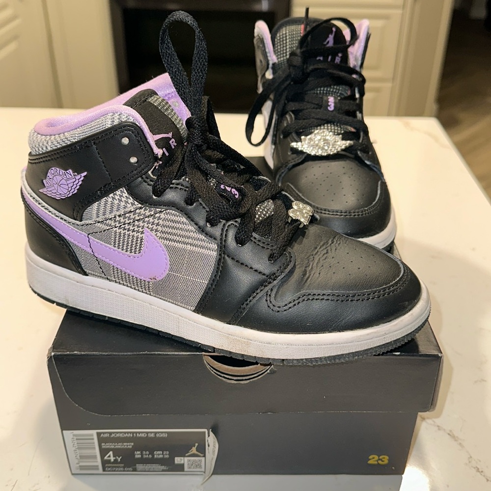 AIR JORDAN 1 MID- black/lilac